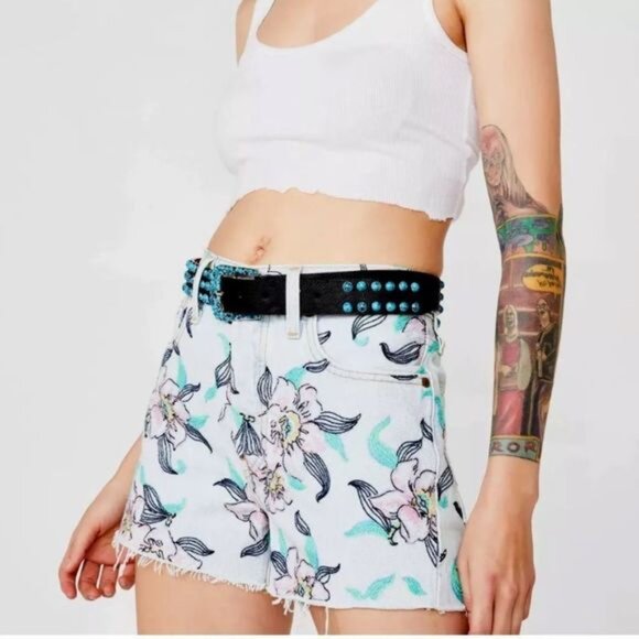 Levi’s 501 Hella Bloom Cut-Off High-Rise S… - Picture 2 of 9